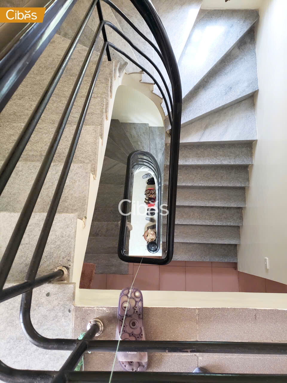 thang máy Cibes lắp đặt giữa thang bộ